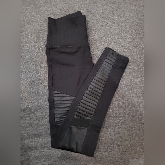 ALO Yoga Moto Leggings Size Small Black Color - Picture 6 of 6